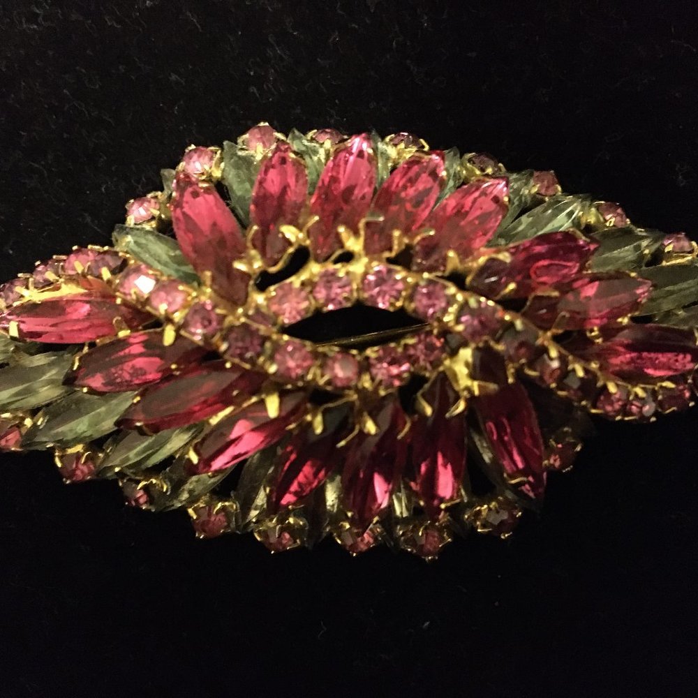 VINTAGE PINK RHINESTONE BROOCH GOLDTONE
